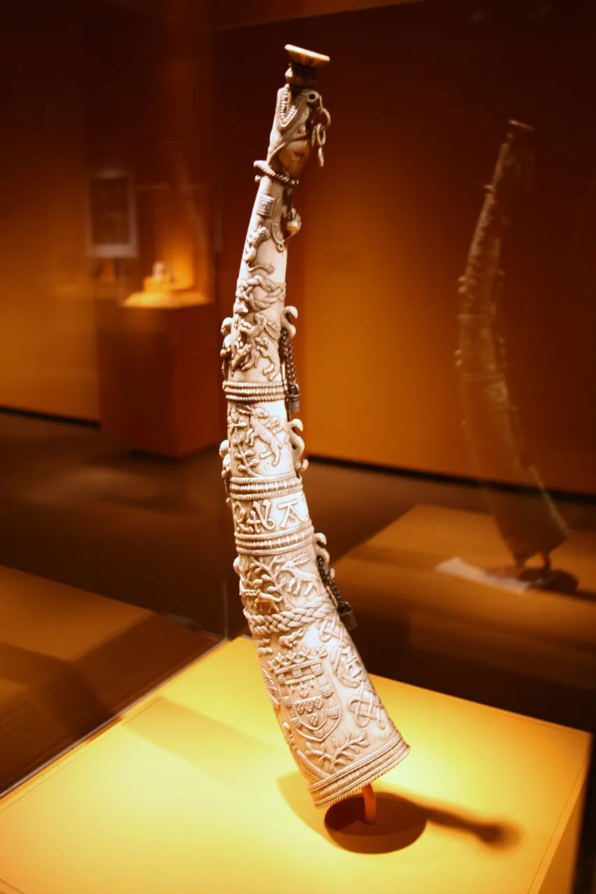 Hunting horn, Sapi-Portuguese style, Bullom or Temne peoples, Sierra Leone, Late 15th century, Ivory, metal (2922770551)
